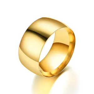 Detailansicht des 12 mm breiten goldenen Edelstahl-Bandrings für Herren, glatt.