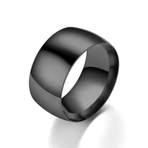 Detailansicht des 12 mm breiten schwarzen Titanstahl-Rings mit glänzender Oberfläche.