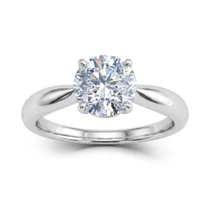Vue détaillée d'une bague solitaire classique à quatre griffes en argent sterling avec diamant.