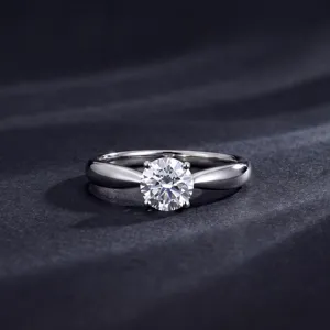 Gros plan detaille de la magnifique bague solitaire en diamant avec de beaux brillants.