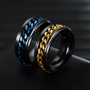 Nahaufnahme Detail des Edelstahl Spinner Rings für Herren mit zweifarbigem Kettenmuster.