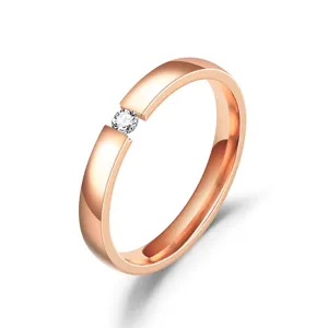 Detailopname van minimalistische roségouden ring met schitterende zirkoniastenen.