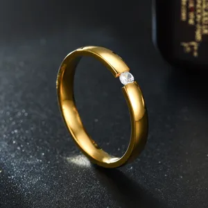Minimalistische gouden roestvrijstalen ring met enkele zirkoniakristal voor dames en koppels.