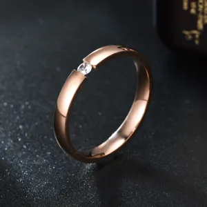 Minimalistische roségouden roestvrijstalen ring met sprankelende zirkonia steen voor dagelijks.