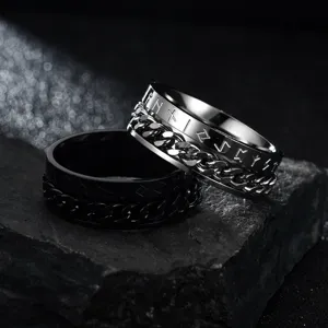 Primer plano detallado del anillo de acero inoxidable estilo vikingo con cadena para hombre.
