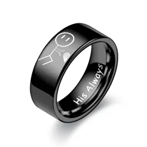 Schwarzer Titanstahl Paar Ring mit gravierter Strichmännchen und innerer Aufschrift.