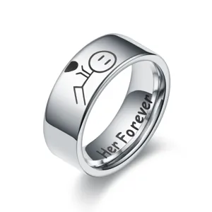Edelstahlring mit lustiger Strichmännchen-Gravur und Her Forever Innen-Inschrift Detail.