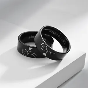Schwarze Partnerringe aus Titanstahl mit schicker Gravur und romantischem Text für Paare.