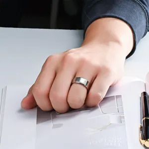 Anello da uomo classico in acciaio inossidabile dal design elegante per ogni occasione.