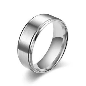 Anello da uomo in acciaio inossidabile con finitura spazzolata e bordi lucidi.