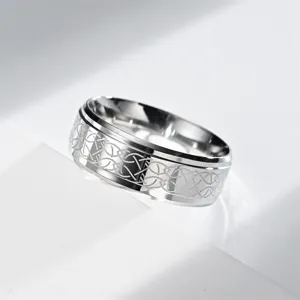 Anello da uomo in acciaio inossidabile con classico motivo a nodo celtico, dettaglio.