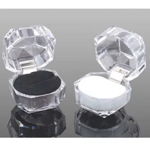 Transparente Acryl Diamant Ringbox Detailansicht, klare facettierte Schmuckgeschenkbox.