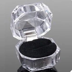 Transparente Acryl Ringbox Detailansicht mit facettiertem Design und schwarzer Einlage.
