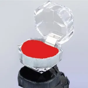 Transparente Acryl Ringbox mit rotem Einsatz diamantförmige Schmuck Geschenkschachtel Detail