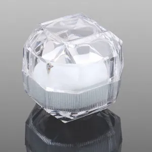 Transparente Acryl Ringbox Detailansicht, facettenreiches Design mit einer weißen Einlage.