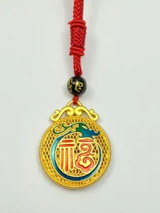 Chinesischer vergoldeter Fu Anhänger Halskette mit roter Kordel Amulett Glücksbringer Schmuck