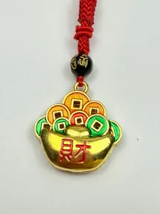 Detailansicht vergoldeter chinesischer Barren Münzen Anhänger, traditioneller Glücksbringer.
