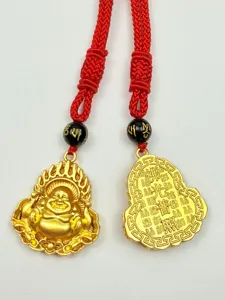 Goldfarbene Maitreya Buddha Anhänger Halskette mit rotem geflochtenen Seil und Glückssymbolen.