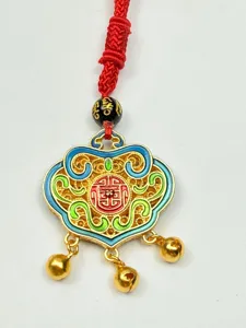 Chinesischer Stil vergoldeter Friedensschloss Anhänger Halskette Detail mit traditioneller Emaille.