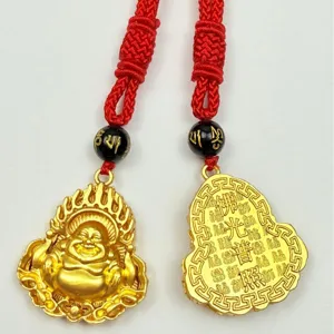 Traditionelle chinesische goldfarbene Buddha-Anhänger-Halskette mit rotem geflochtenem Seil.