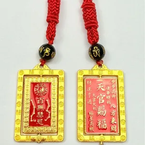 Traditioneller chinesischer vergoldeter Anhänger mit roter Kordel für Glück und Wohlstand.