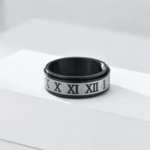 Nahaufnahme des stilvollen schwarzen Titanstahl rotierenden Römische Zahlen Rings.