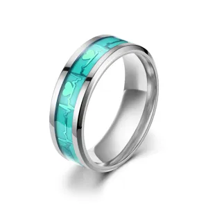 Rostfreier Stahl leuchtender Herzschlag Ring im Dunkeln EKG Paar Schmuck Detailansicht.