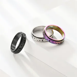 Detailaufnahme von Spinner-Ringen mit Stern- und Mond-Hohlmustern, Anti-Stress Metallbänder.