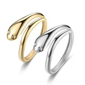 Détail de la bague serpent polie avec une finition métallique lisse et un design enveloppant.