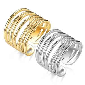 Vue detaillee des bagues ouvertes multi-bandes en acier titane dore et argente, chic.