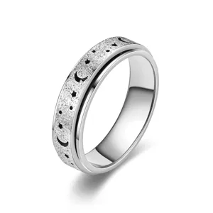Nahaufnahme des silbernen Spinner-Rings mit Sterndesign, Mondmotiven und mattem Finish.