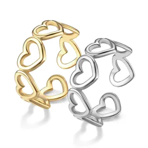 Gros plan de detail sur les bagues de coeur ouvertes minimalistes en or et argent, beau bijou.