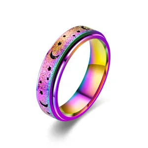 Detailansicht des bunten Regenbogen-Fidget-Rings mit hohlem Stern- und Mond-Muster.