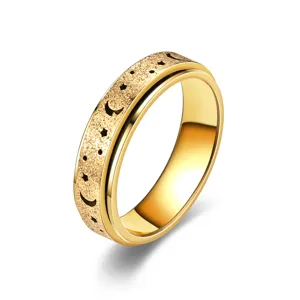 Detailansicht des goldenen Spinnerrings mit matter Textur und hohlem Stern-Mond-Motiv.