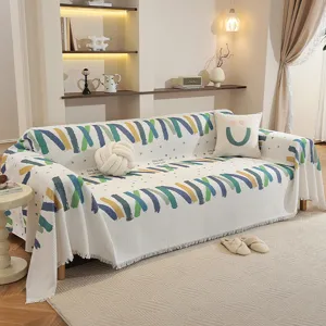 Housse de canapé de style nordique avec rayures colorées et étoiles dans un salon chaleureux