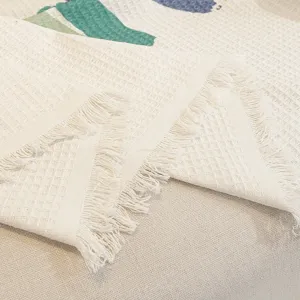 Vue détaillée d'un couvre-lit en nid d'abeille beige de style nordique avec franges