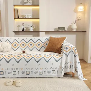 Housse de canapé bohème à motifs géométriques dans un décor de salon nordique chaleureux