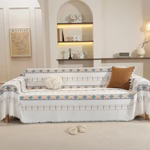 Housse de canapé tricotée de style nordique avec motifs géométriques et franges