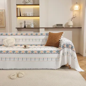 Vue détaillée d'une couverture de canapé de style nordique avec motifs géométriques
