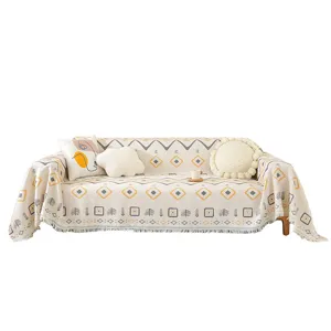 Housse de canapé de style nordique avec motif géométrique et glands sur fond blanc