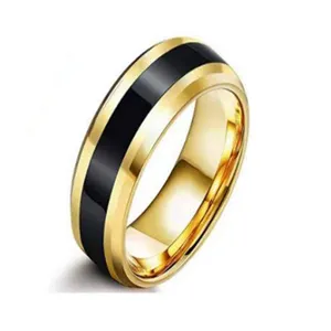 Nahaufnahme des stilvollen goldenen und schwarzen Edelstahlrings mit facettiertem Finish.
