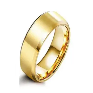 Nahaufnahme des eleganten goldenen Titanstahlrings mit polierter, abgeschrägter Kantenoptik.