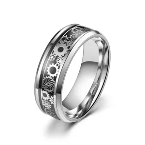 Vue détaillée de la bague engrenage en acier inoxydable style steampunk avec incrustation.
