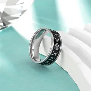 Primer plano del anillo de acero inoxidable para hombre con grabados de runas vikingas y negro.