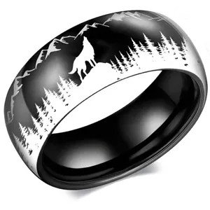 Herren 8mm schwarzer Titanstahl Ring mit laser graviertem Wald Wolf Motiv Design.