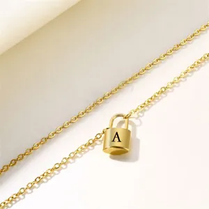 Exquisites Gold Initiale Vorhaengeschloss Kette Detail mit Buchstabe A Anhaenger.