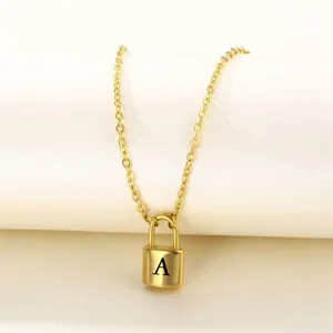 Goldene Vorhängeschloss Halskette mit Buchstabe A Anhänger, filigrane Kette für den Alltag.