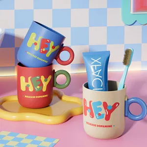 Ensemble de tasses de rince-bouche en plastique portable avec poignée colorée pour la salle de bain.