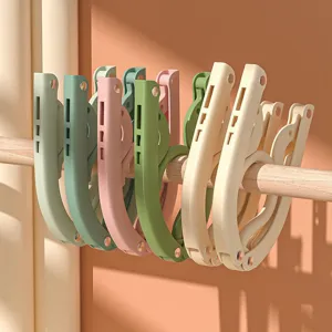 Draagbare opvouwbare kledinghangers voor op reis, compact kunststof ontwerp voor thuis en zakenreizen.