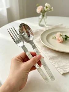Franse stijl roestvrijstalen bestekset vork en lepel met wit acryl handvat voor tafeldecoratie.